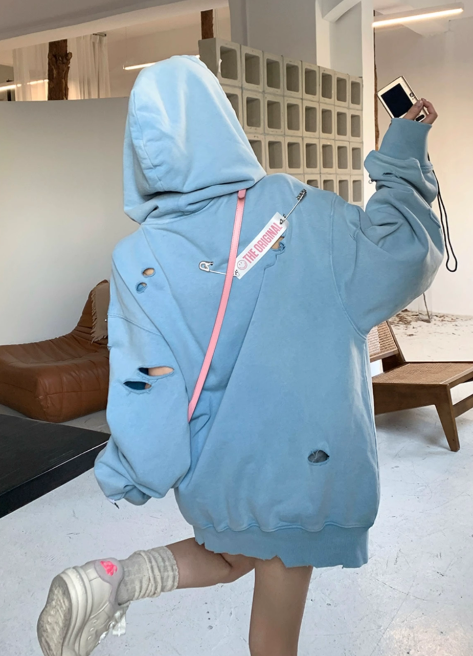 13 DE MARZO BROKEN PIN BADGE BEAR HOODIE BLUE