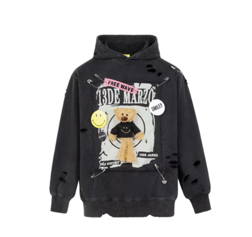 13 DE MARZO BROKEN PIN BADGE BEAR HOODIE BLACK