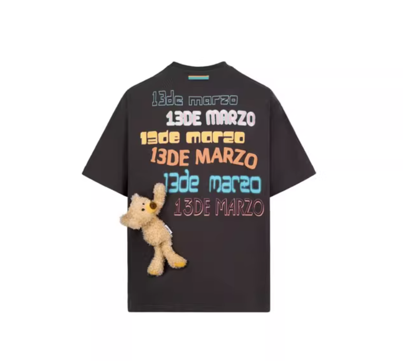 13 DE MARZO COLORED RIBBON SUBTITLED T-SHIRT