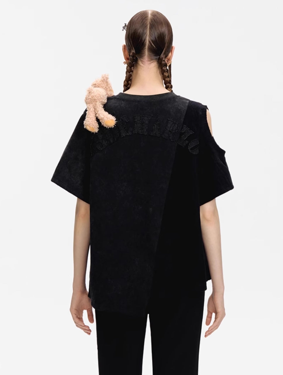 13DE MARZO UNMATCHED OFF SHOULDER T-SHIRT