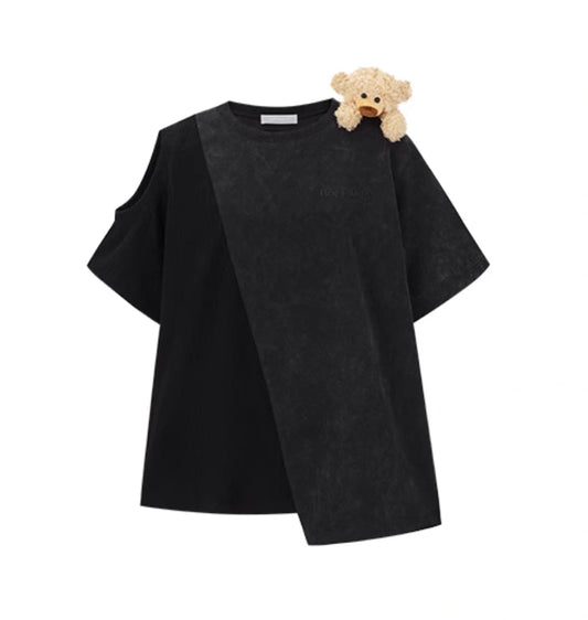 13DE MARZO UNMATCHED OFF SHOULDER T-SHIRT