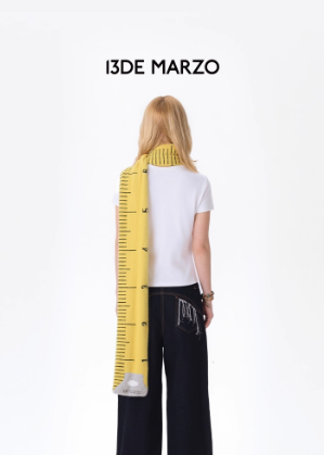 13DE MARZO Tailor Bear Scarf