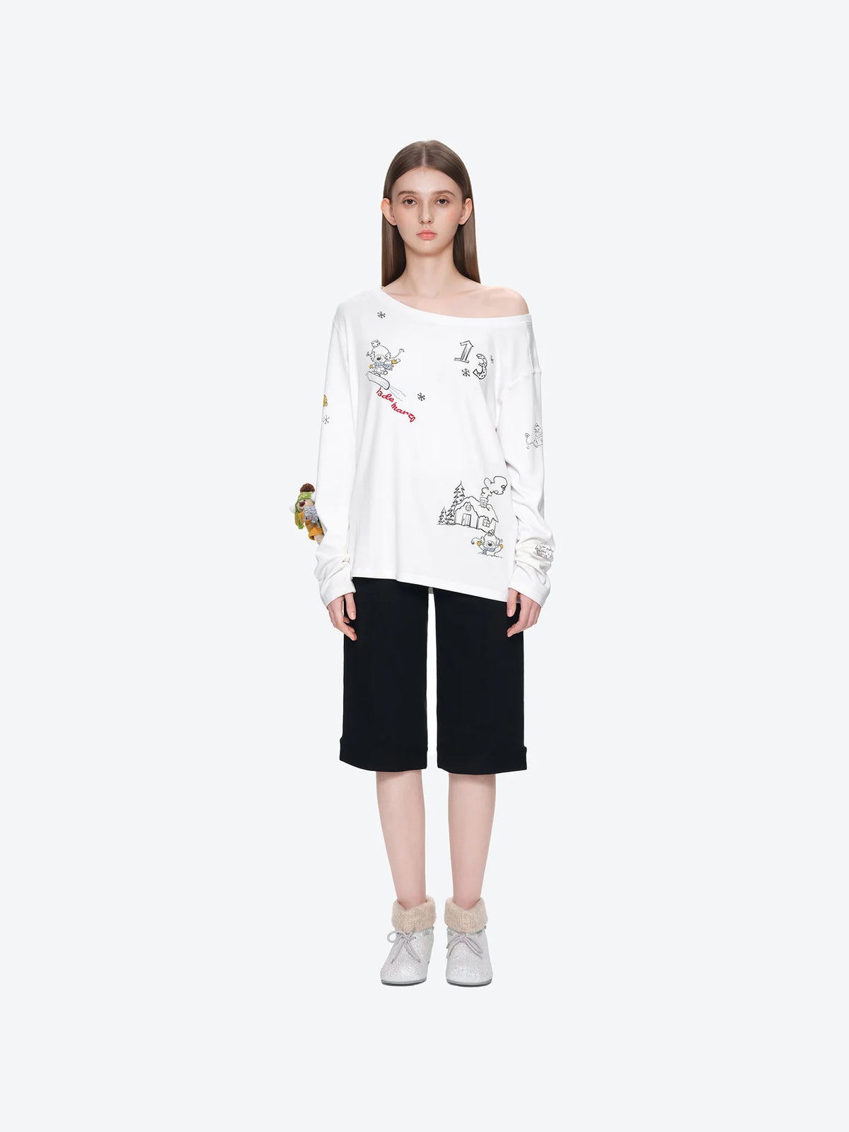 13DE MARZO Graffiti Snow Bear Off Shoulder T-shirt White