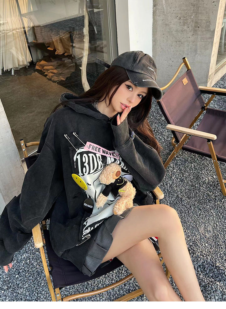 13 DE MARZO BROKEN PIN BADGE BEAR HOODIE BLACK
