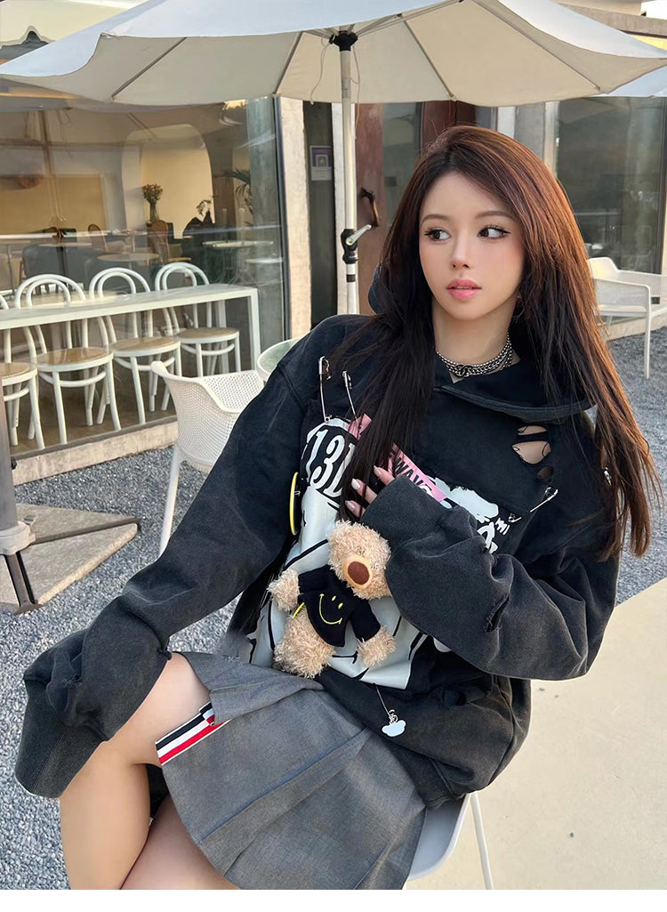 13 DE MARZO BROKEN PIN BADGE BEAR HOODIE BLACK