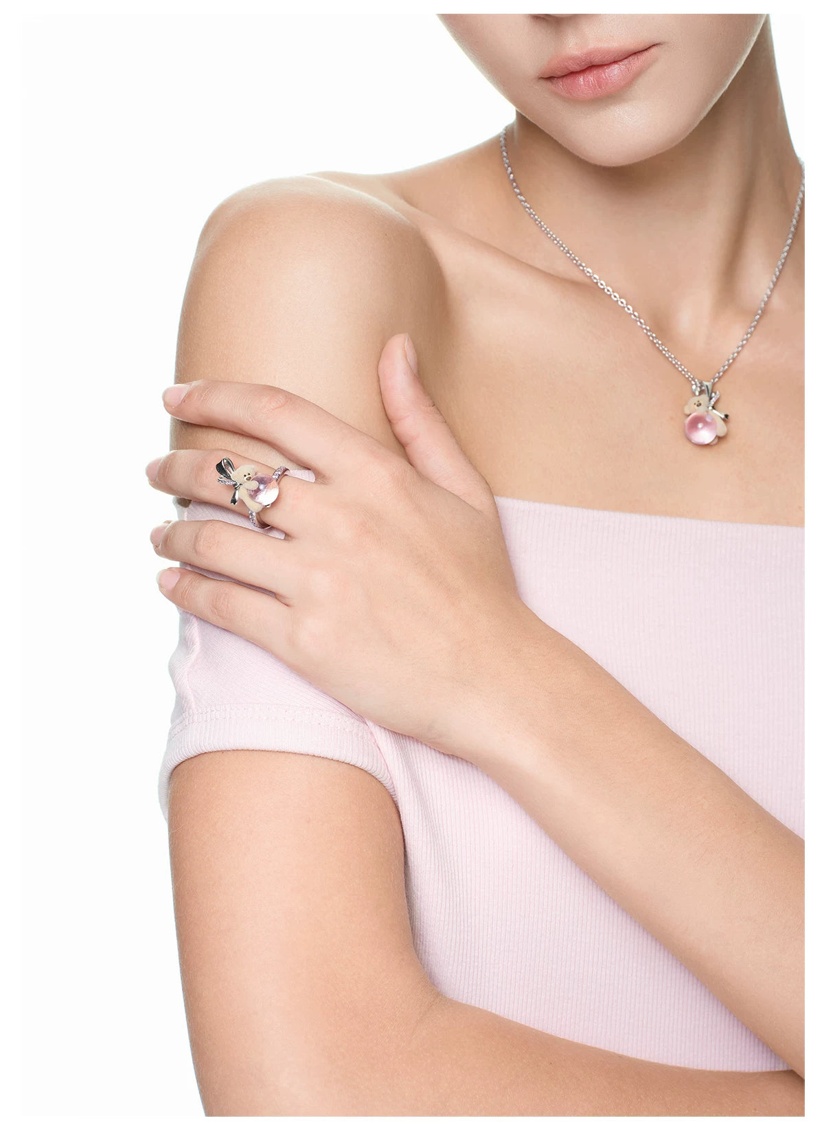 13DE MARZO Bear Hug Pearl Ring Pink